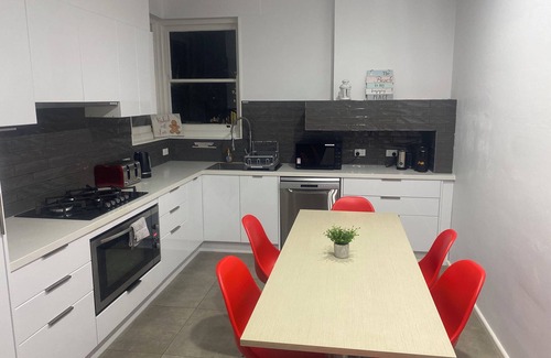 Portland House | Portland holiday retreat & spa with king bed heating cooling , Netflix and wifi