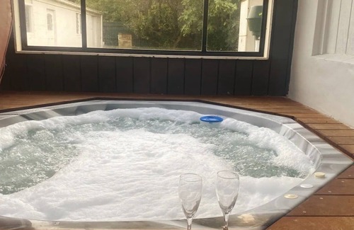 Portland House | Portland holiday retreat & spa with king bed heating cooling , Netflix and wifi