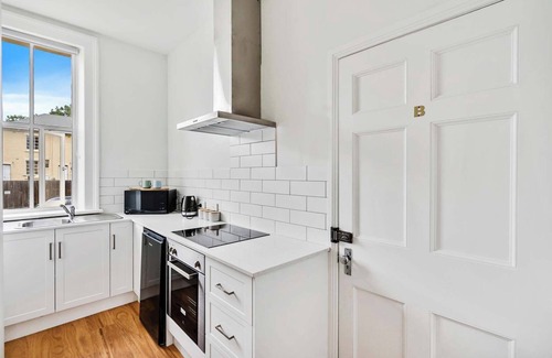 Battery Point Apartment | Portsea Place - Chic queen studio and parking