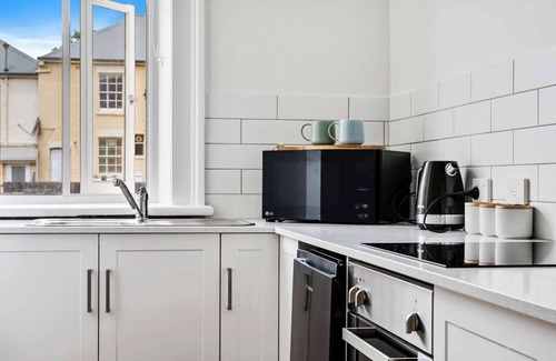 Battery Point Apartment | Portsea Place - Chic queen studio and parking