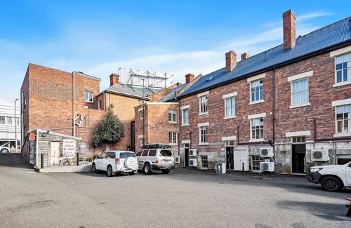 Battery Point Apartment | Portsea Place - Chic queen studio and parking