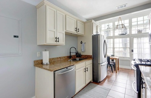 Hitch Village - Fred Wessels Homes Apartment | Portside Retreat @ Trustees' Garden