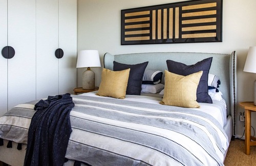 Otford Apartment | Positioned on a clifftop, this luxury beach house enjoys ocean views.