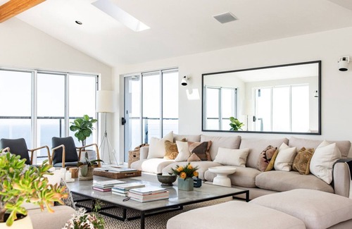 Otford Apartment | Positioned on a clifftop, this luxury beach house enjoys ocean views.