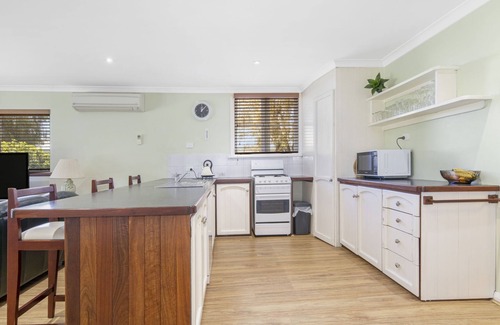 Busselton House | Possum Cottage on Adelaide St, 3 bedroom 2 bathroom walk to beach jetty and town