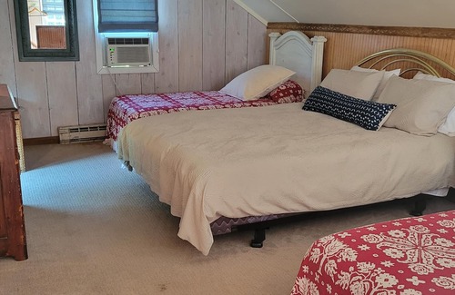 Snug Harbor House | Potters Pond Cottage, walk to East Matunuck, Oyster bar, close to URI