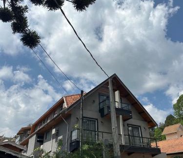Vila Britania House | Pousada Impera - Campos do Jordão