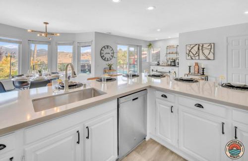 Poway House | Poway Panorama Peak - Pool, Spa, Sleeps 24!
