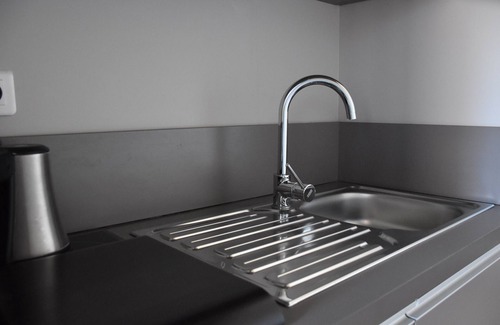9th Arrondissement Apartment | Près du métro | Chambre Twin + Bureau & Internet