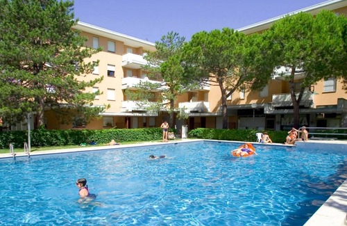 Bibione Apartment | Practical flat in Bibione with shared pool