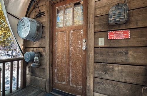 Hot Springs Apartment | Prairie Palace Covered Wagon at Fox Pass Cabins with Private Hot Tub!