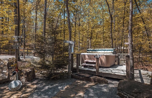 Hot Springs Apartment | Prairie Palace Covered Wagon at Fox Pass Cabins with Private Hot Tub!
