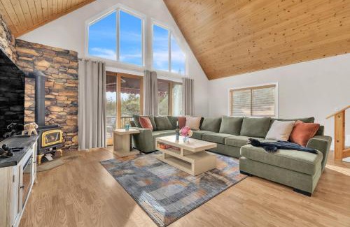 Glencoe House | Prasad Retreat - Sunny Home with Deck & Air Hockey home
