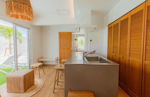 Miyakojima Apartment | Prava