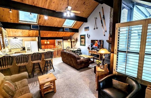 Big Bear Lake House | Premier 3BR Mountain Retreat – Walk to Snow Summit Ski Resort