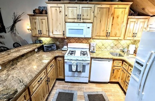 Big Bear Lake House | Premier 3BR Mountain Retreat – Walk to Snow Summit Ski Resort