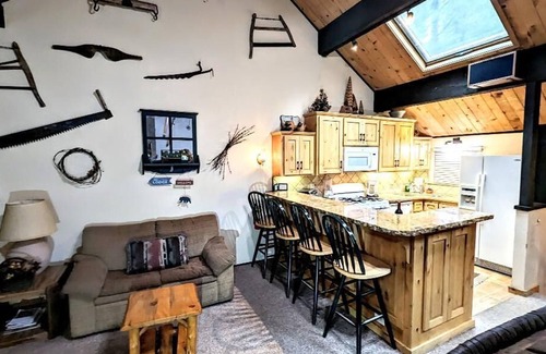 Big Bear Lake House | Premier 3BR Mountain Retreat – Walk to Snow Summit Ski Resort