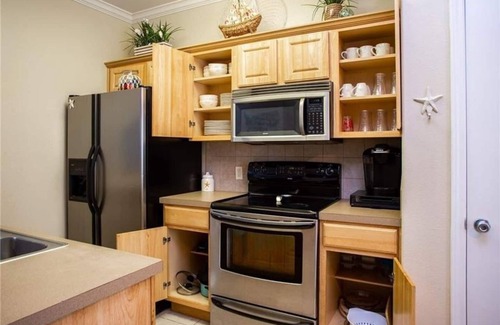 Corpus Christi House | ⭐ PREMIER HOSTED PADRE POOLSIDE PARADISE - 3 mins to BEACH and GREAT DINING!