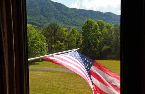 Townsend Cabin | PREMIER Lodge with Private Pool and Amazing Views!