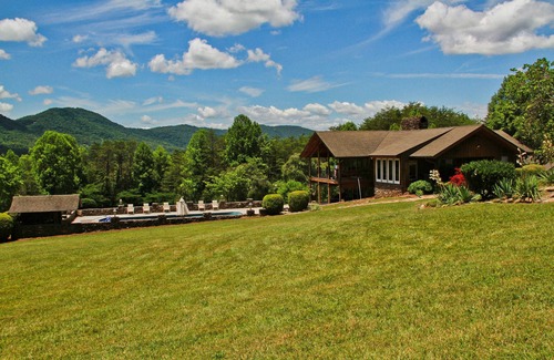 Townsend Cabin | PREMIER Lodge with Private Pool and Amazing Views!