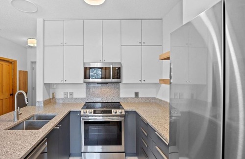 Sun Peaks House | Premier mountain luxury | Top location | Ski in/out | Village access | Hot Tub