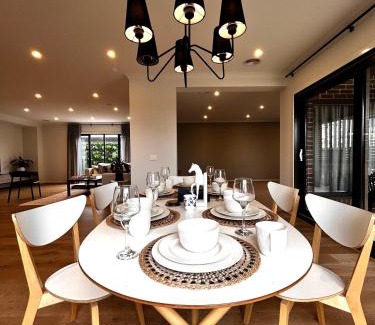 Mambourin House | Premier stay with own bathroom in the west of Melbourne