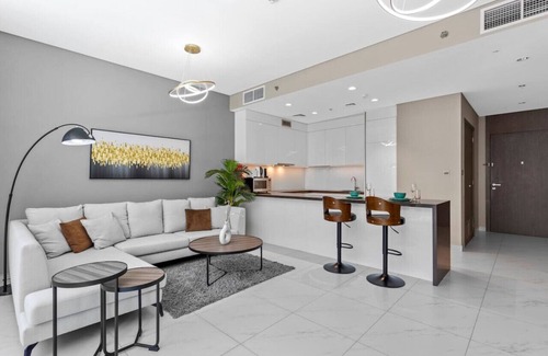 Dubai Apartment | Premium 1-BR with Exquisite Layout in District One