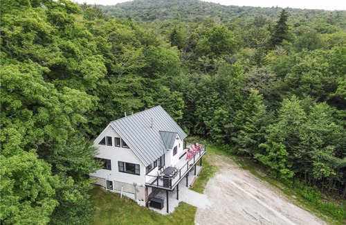 Central Vermont- Killington House | Premium 5 bedroom, pet friendly private home with hot tub 3 miles from the Skyship Bear