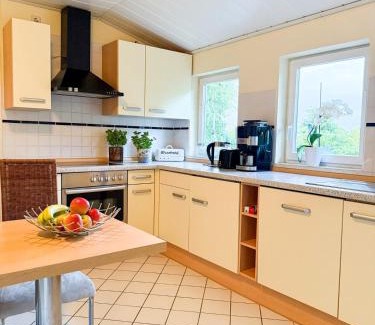 Grossenkneten Apartment | Premium Apartment mit Ofen, Badewanne & Dusche, Parkplatz, ganze Wohnung