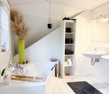 Grossenkneten Apartment | Premium Apartment mit Ofen, Badewanne & Dusche, Parkplatz, ganze Wohnung