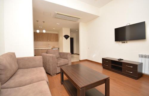 Kentron Apartment | Premium apartment on Byuzand 17 with big balcony