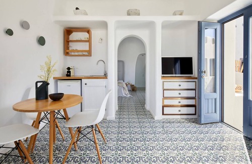 Pyrgos Villa | Premium Santorini Apartment | 1 Bedroom Suite | Apartment Grim | Furnished Sun.