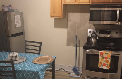 Williamsbridge House | Presenting to you a cozy 2 bedroom apartment on a second floor of a house.