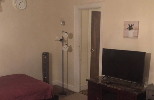 Williamsbridge House | Presenting to you a cozy 2 bedroom apartment on a second floor of a house.