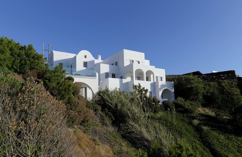 Santorini Villa | PRESIDENTIAL VILLA exudes the tranquility and allure of a Cycladic oasis.