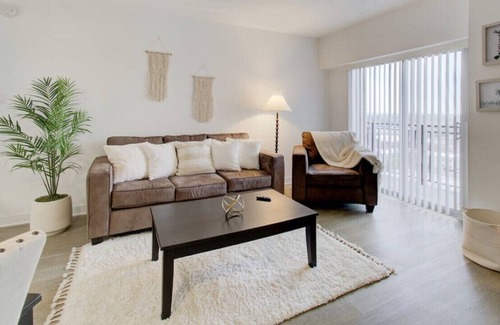 Springfield Apartment | Presidents Retreat | Amazing View of State Capitol