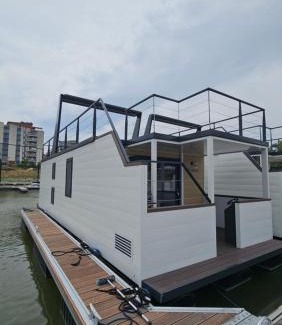 13th District Boat Rental | Prestige Yacht Resort Budapest