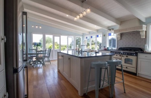 Brixton House | Prestigious Homestead in Scenic Brixton