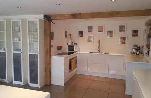 Haslemere House | PRESTWICK OAK - 5 Bed Ensuite - Sleeps 14 - House with 3 Studios