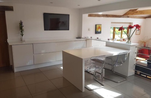 Haslemere House | PRESTWICK OAK - 5 Bed Ensuite - Sleeps 14 - House with 3 Studios