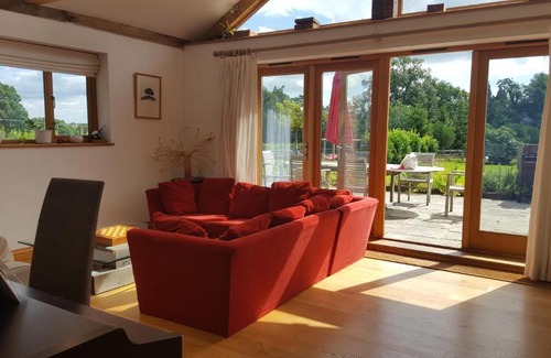 Haslemere House | PRESTWICK OAK - 5 Bed Ensuite - Sleeps 14 - House with 3 Studios
