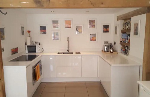 Haslemere House | PRESTWICK OAK - 5 Bed Ensuite - Sleeps 14 - House with 3 Studios