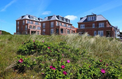 Horum Apartment | Pretty 1-room top floor apartment with sheltered loggia - 100 m to the beach!
