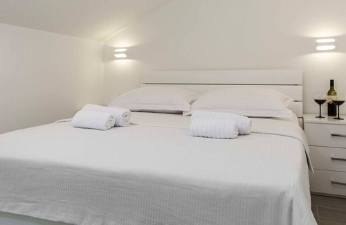 Imotski Apartment | Pretty Apartment in Imotski close to River