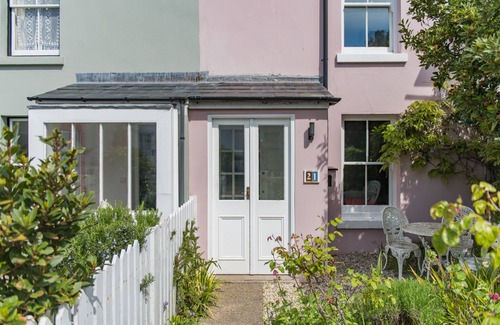 Deal Apartment | Pretty coastal fisherman’s cottage less than a minute walk from Kingsdown Beach.