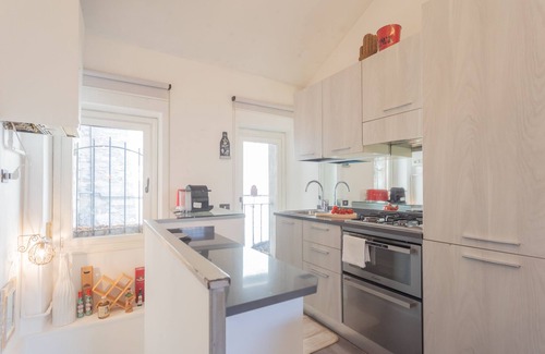 Carate Urio Apartment | Pretty Studio in Old Town