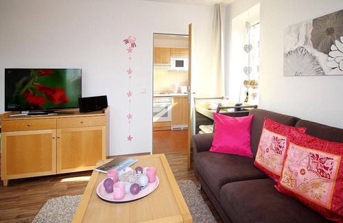 Schillig Apartment | Pretty vacation apartment by the sea with balcony and view of the green North Sea dike - Hus