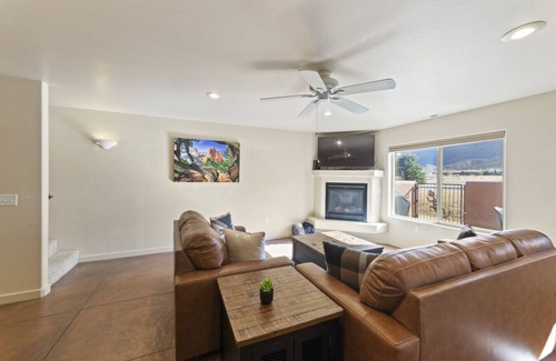 Moab South Valley Apartment | Prickly Pear Vista I Pool & Spa with Rim Views