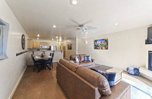 Moab South Valley Apartment | Prickly Pear Vista I Pool & Spa with Rim Views
