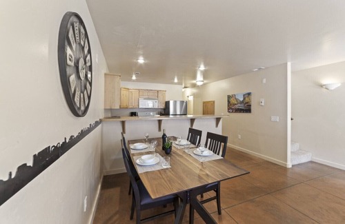 Moab South Valley Apartment | Prickly Pear Vista I Pool & Spa with Rim Views